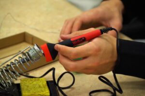 Technicien SEMAS au travail sur un équipement de sécurité électronique